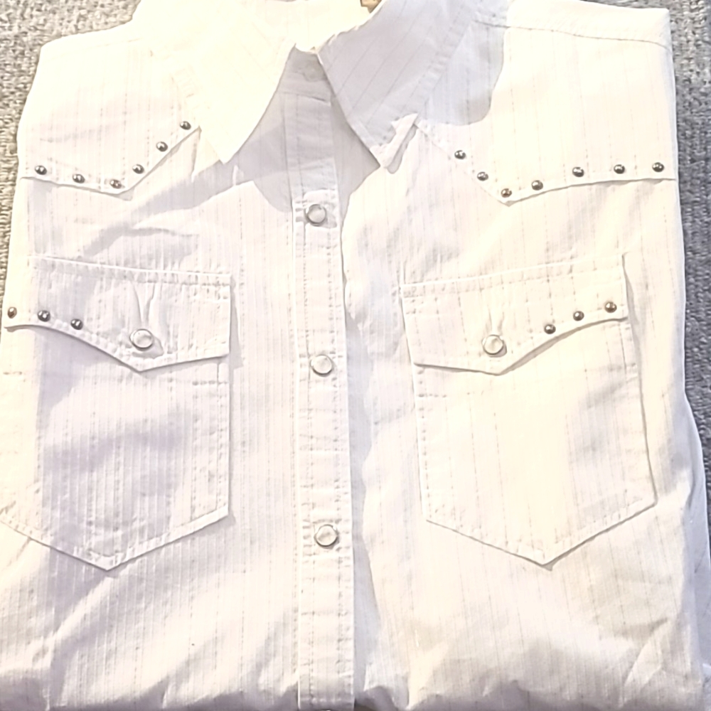 White Western Wear Cowboy shirt with studs and all snap closures Size S Men